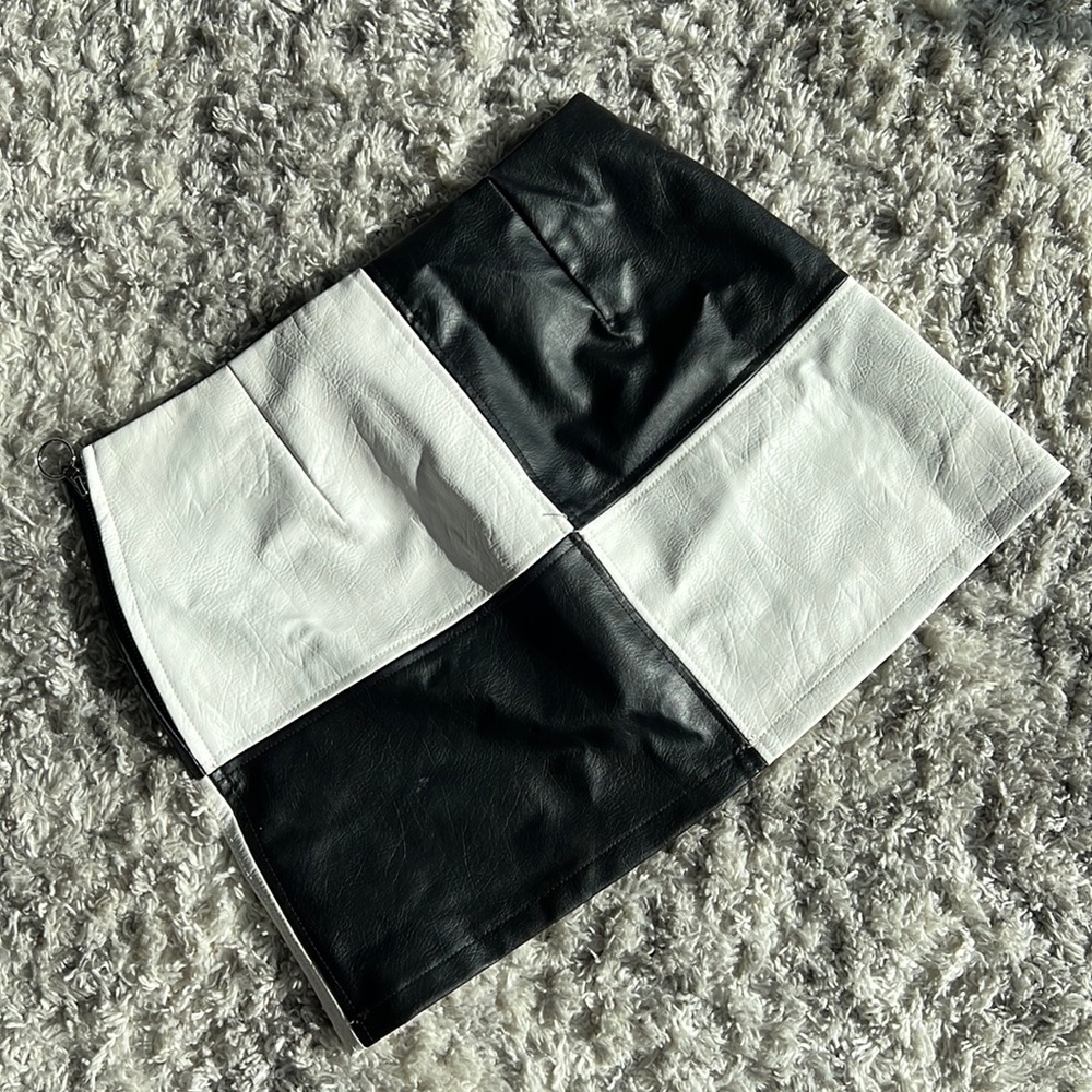 Mod black & white skirt